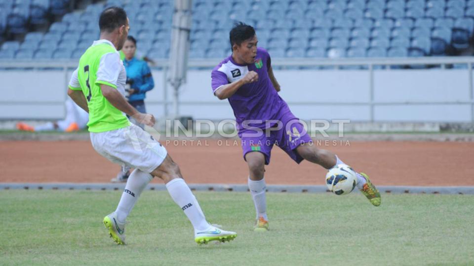 Pemain Persita Tanggerang berusaha melepaskan umpan dari sisi kanan pertahanan tim Star Ball.